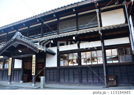 日本の春 岐阜県の高山市 旧高山町役場 高山市政記念館 歴史を感じさせるレトロな日本家屋 日本の春 岐阜県の高山市 旧高山町役場 高山市政記念館 歴史を感じさせるレトロな日本家屋 113184985