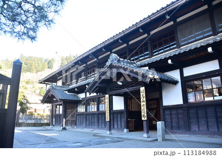 日本の春　岐阜県の高山市　旧高山町役場　高山市政記念館　歴史を感じさせるレトロな日本家屋 113184988
