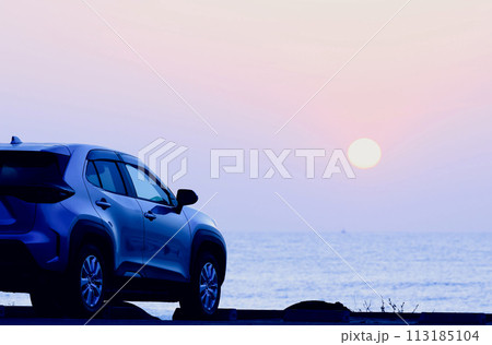 車のシルエットと朝日 113185104