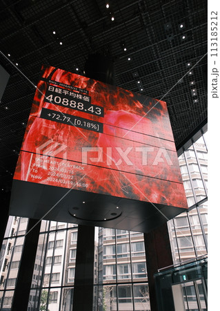 金融街のランドマーク　KABUTO ONE　巨大なディスプレイのあるホール　東京都中央区日本橋 113185212