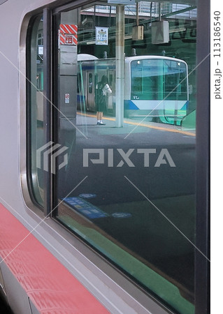 駅で停車中のE531系 113186540