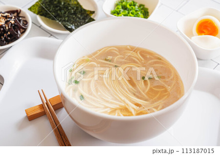 インスタントの豚骨ラーメン 113187015
