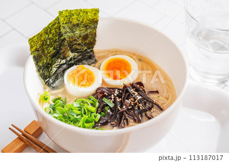 具材たっぷり豚骨ラーメン 113187017