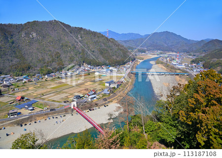 《岐阜県》美濃市 小倉公園(小倉山城跡)展望台からみた長良川と山々 《岐阜県》美濃市 小倉公園(小倉山城跡)展望台からみた長良川と山々 113187108