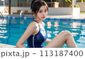 プールサイドに座る競泳水着の女性 113187400