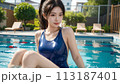 プールサイドに座る競泳水着の女性 113187401