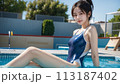 プールサイドに座る競泳水着の女性 113187402