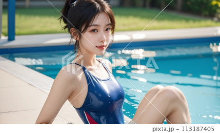 プールサイドに座る競泳水着の女性 113187405