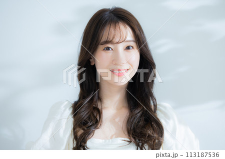 若い女性のヘアスタイルイメージ 若い女性のヘアスタイルイメージ 113187536