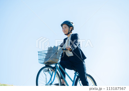 自転車に乗って通勤するミドル女性 113187567