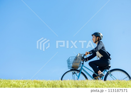 自転車に乗って通勤するミドル女性 113187571