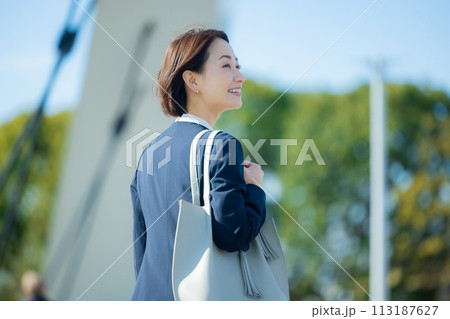 空を見上げるビジネスウーマン　 113187627