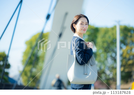空を見上げるビジネスウーマン　 113187628