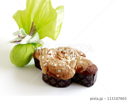 楽しい復活祭 たまごの形をしたチョコレートの贈り物　イースター　イタリア 113187665