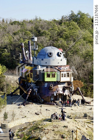 ジブリパークの魔女の谷を一望する 113187666