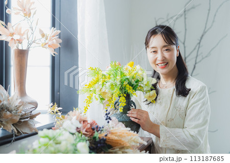 フラワーアレンジメントをする女性 フラワーアレンジメントをする女性 113187685