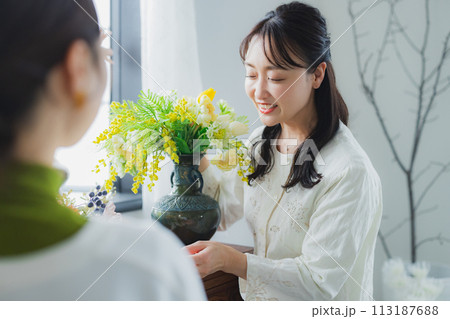 フラワーアレンジメントをする女性 113187688