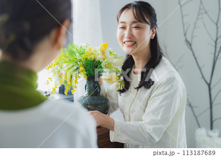 フラワーアレンジメントをする女性 フラワーアレンジメントをする女性 113187689