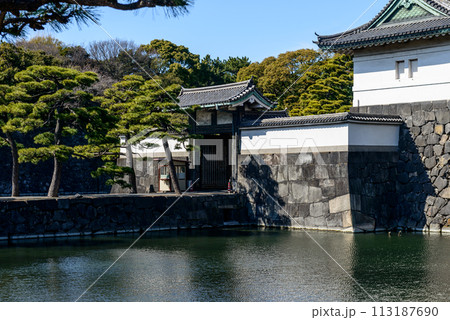 内堀に映える皇居の桔梗濠と巽櫓、江戸城桔梗門（内桜田門） 113187690