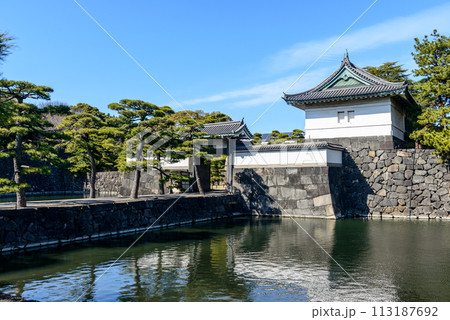 内堀に映える皇居の桔梗濠と巽櫓、江戸城桔梗門(内桜田門) 内堀に映える皇居の桔梗濠と巽櫓、江戸城桔梗門(内桜田門) 113187692