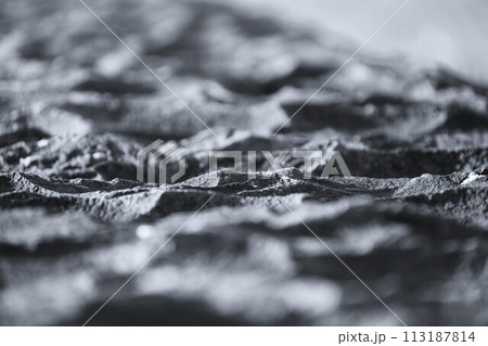 波打つ岩の表面 113187814