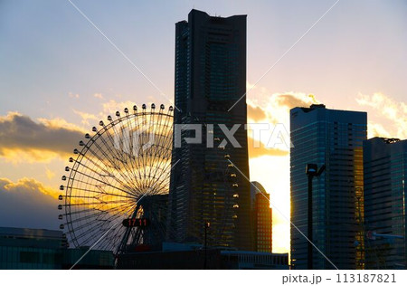 夕焼けに染まるみなとみらい 夕焼けに染まるみなとみらい 113187821