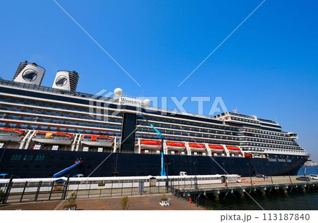 豪華客船が停泊する港（Holland America Line） 113187840