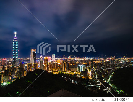 台湾　台北101と信義新都心の高層ビル　夜景 113188074