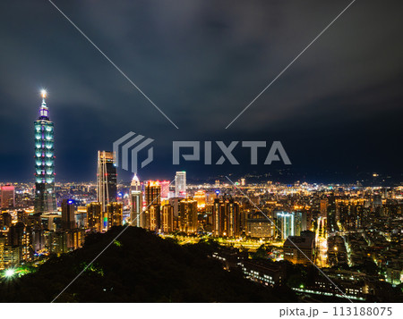 台湾　台北101と信義新都心の高層ビル　夜景 113188075