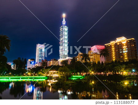 台湾　台北101と中山公園　夜景 113188077