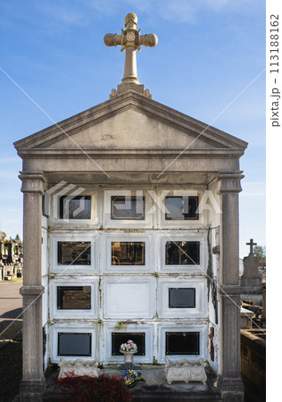 Family columbarium for burial of urns with ashes or coffins 113188162