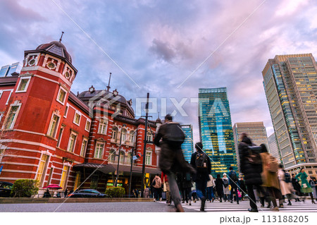 日本の東京都市景観 東京駅丸の内北口。仕事などを終えて駅に向かう人たち。奥は丸の内のオフィスビル群 日本の東京都市景観 東京駅丸の内北口。仕事などを終えて駅に向かう人たち。奥は丸の内のオフィスビル群 113188205
