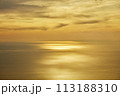 海に映る夕日 113188310