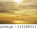 雲の隙間から見える夕日と海 113188311