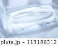 水の入ったガラスのイメージ 113188312