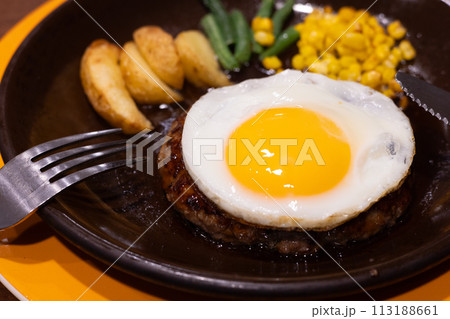 おいしい目玉焼ハンバーグ 113188661