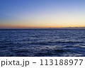 美しい夕焼けの空と青い海 113188977