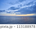 美しい夕焼けの空と青い海 113188978