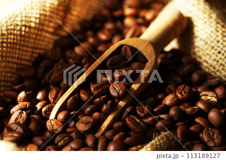 袋の中のコーヒー豆 113189127