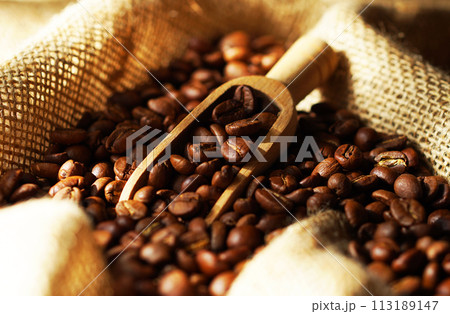 袋の中のコーヒー豆 113189147