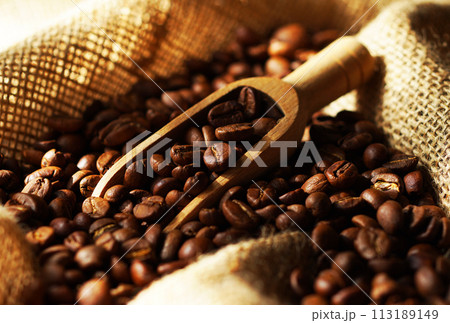 袋の中のコーヒー豆 113189149