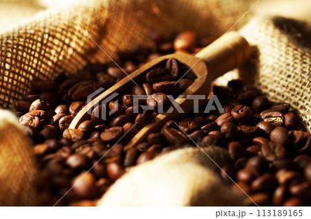 袋の中のコーヒー豆 113189165