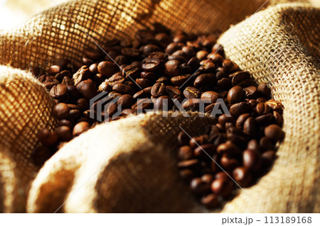 袋の中のコーヒー豆 袋の中のコーヒー豆 113189168