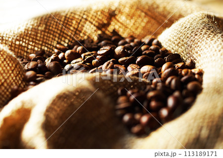 袋の中のコーヒー豆 113189171