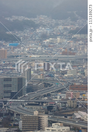 町中を通る高速道路の写真素材 [113189273] - PIXTA