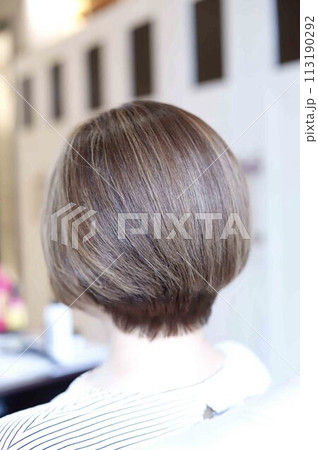 ミセスのショートハイライトグレージュ！ 113190292