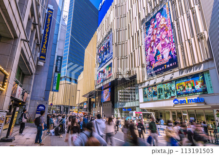 日本の東京都市景観 青空に映える池袋駅東口にあるハレザ池袋やアニメイトなどを望む 113191503