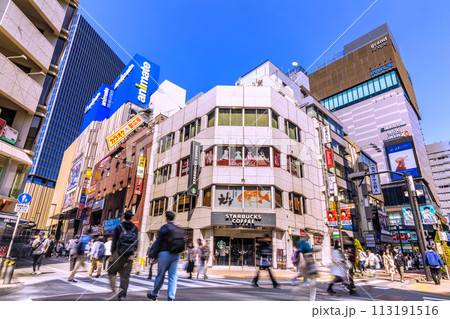日本の東京都市景観 青空に映える池袋駅東口にあるハレザ池袋（左奥）やアニメイトなどを望む 113191516