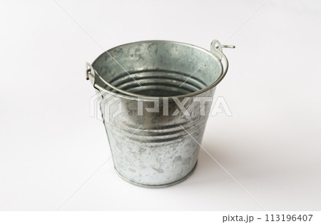 トタン製のバケツ　トタンバケツ 113196407