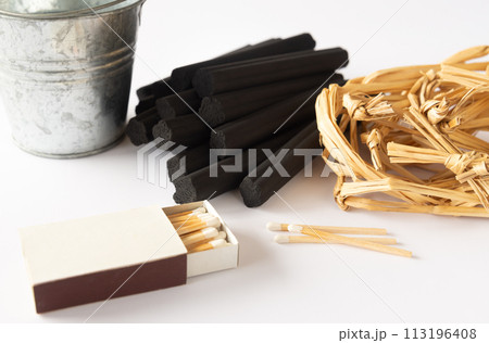 炭と藁とマッチ 防災グッズ 非常時用の備蓄 小箱マッチ 炭と藁とマッチ 防災グッズ 非常時用の備蓄 小箱マッチ 113196408